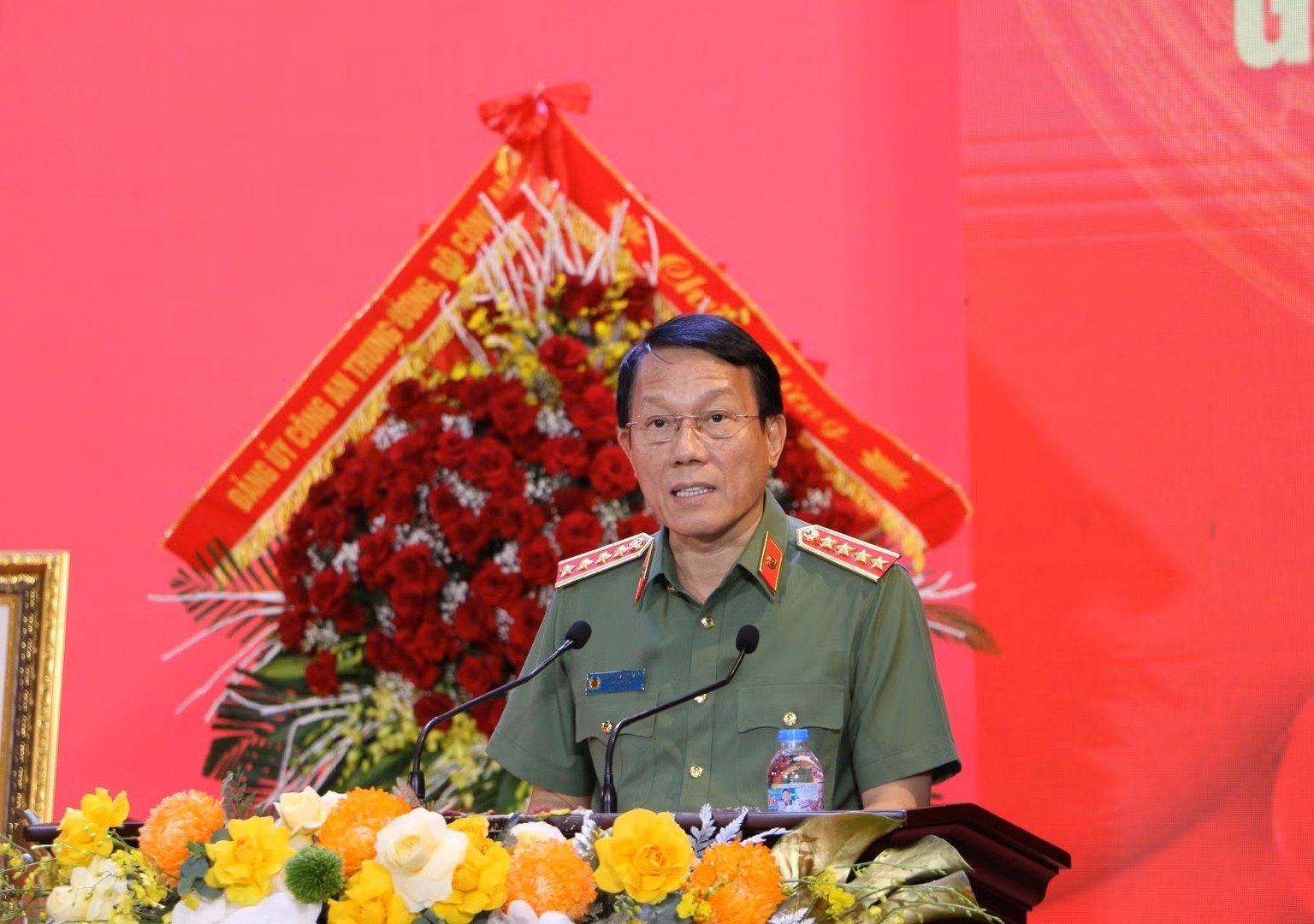 06-1788689311-cong-an-tinh-thanh-hoa-lan-thu-hai-don-nhan-danh-hieu-anh-hung-luc-luong-vu-trang-nhan-dan