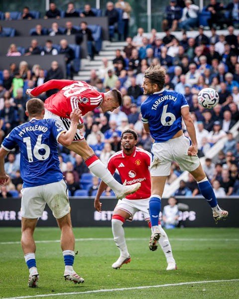 Sesko vào sân và ghi bàn nhưng không thể giúp MU thắng Everton