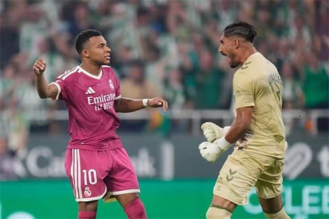 Mbappe chỉ có thể tự trách mình vì đá hỏng cả phạt đền