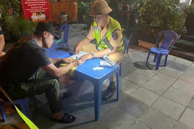 08-1788827390-cho-qua-13-hanh-khach-xe-khach-o-lao-cai-bi-xu-phat-gan-100-trieu-dong