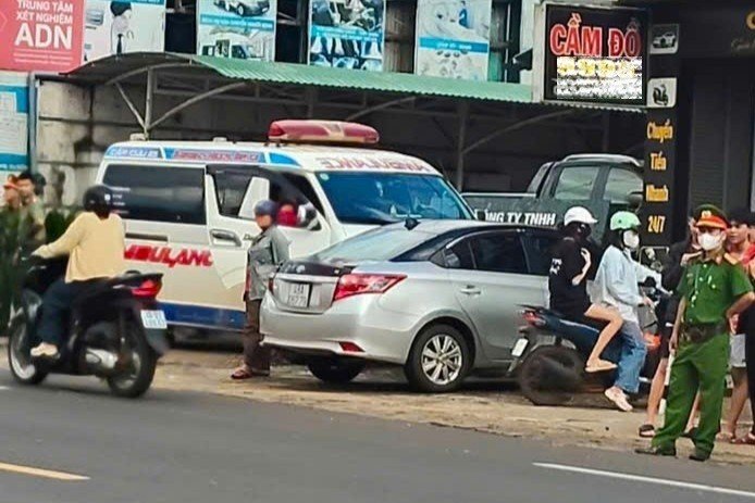 Xe cấp cứu đưa nạn nhân đến phòng khám địa phương cấp cứu. Ảnh: Người dân cung cấp