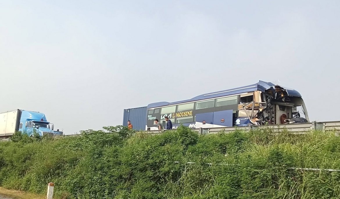08-1788854235-o-to-khach-tong-duoi-xe-dau-keo-tren-cao-toc-phap-van-cau-gie-phu-xe-tu-vong-tai-cho