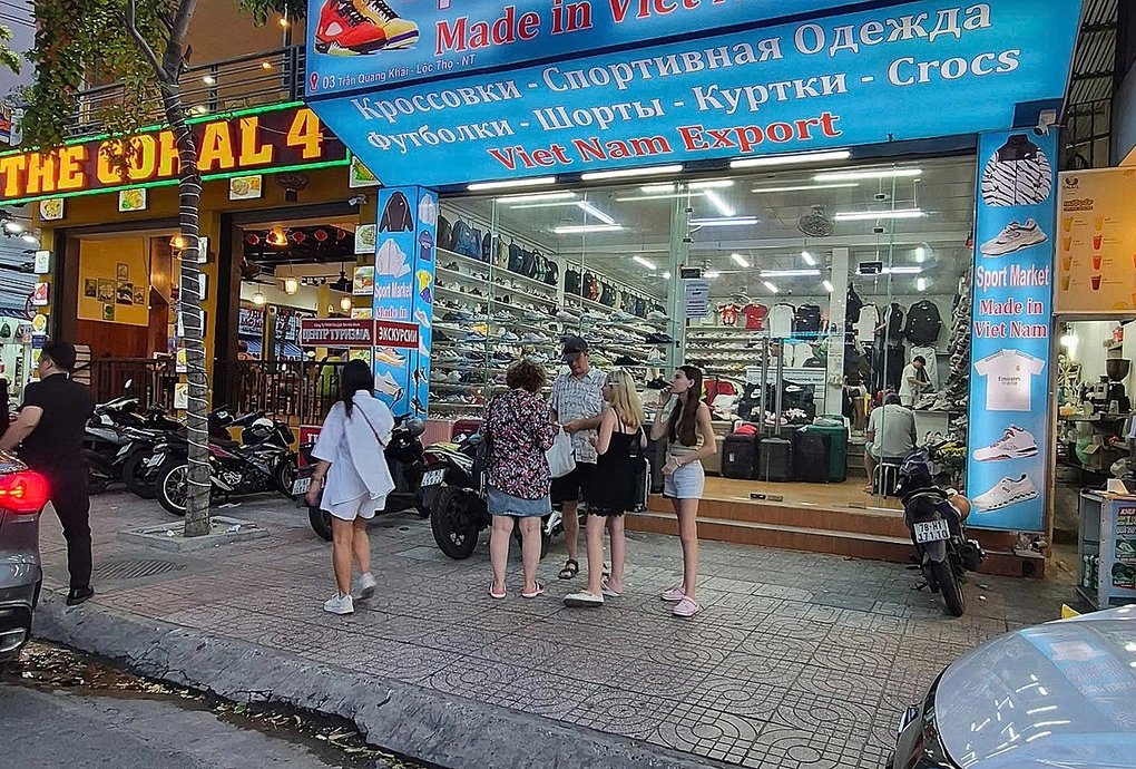 08-1788884346-mua-giay-nike-adidas-o-nha-trang-gui-sang-nga-nguoi-mua-moi-biet-la-hang-gia