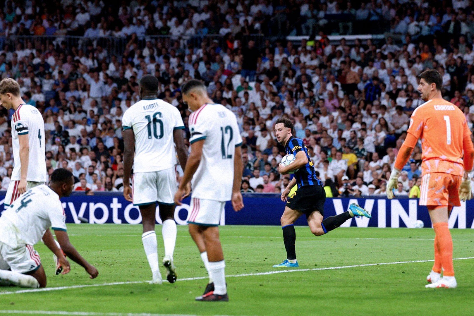 09-1788909383-real-madrid-ha-guc-inter-milan-ngay-ra-quan-champions-league-bung-no-tai-bernabeu-trong-ngay-tai-ngo-cua-hlv-jose-mourinho