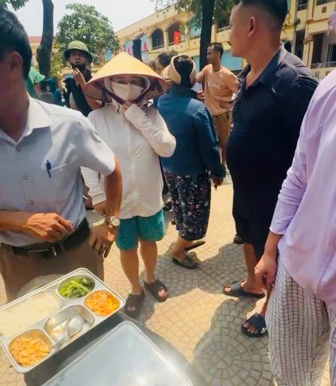 09-1788910174-ha-noi-hoc-sinh-cho-com-den-gan-13h-trong-hai-ngay-khien-phu-huynh-buc-xuc