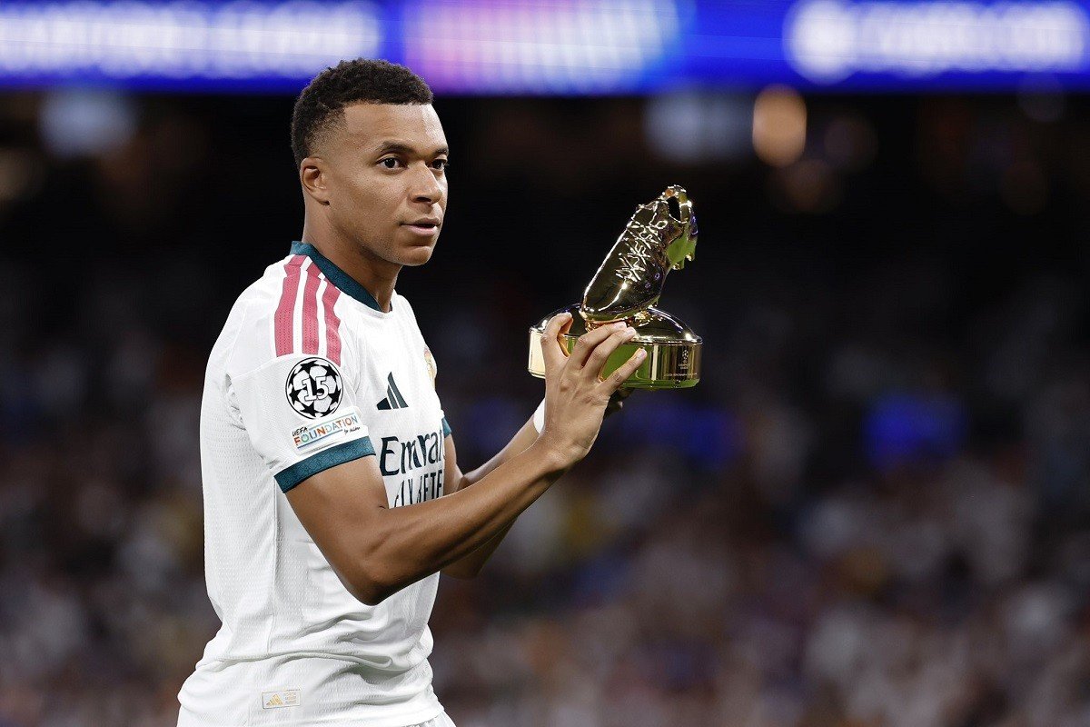 09-1788936486-mbappe-bi-che-tre-con-va-dang-thuong-khi-tu-chon-minh-gianh-qua-bong-vang-2026