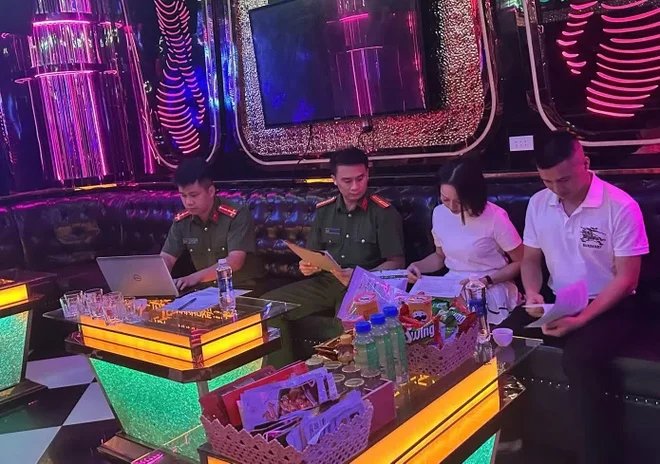 10-1789003209-bat-qua-qua-tang-4-nu-nhan-vien-mua-khieu-dam-trong-phong-vip-quan-karaoke-o-hung-yen
