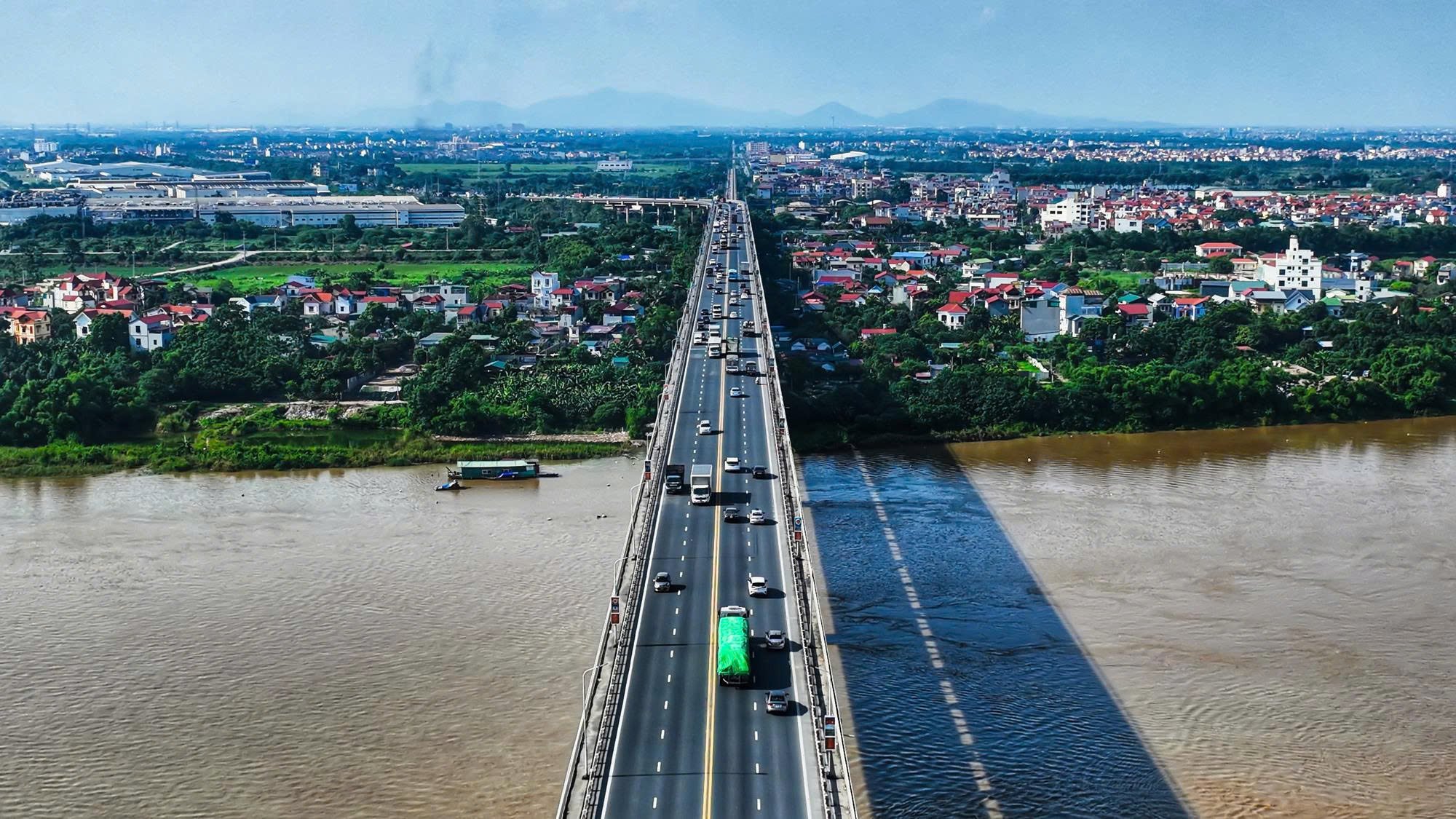 10-1789028946-ha-noi-cam-xe-tai-tu-2-tan-xe-khach-tu-16-cho-qua-cau-thang-long-trong-gan-2-thang
