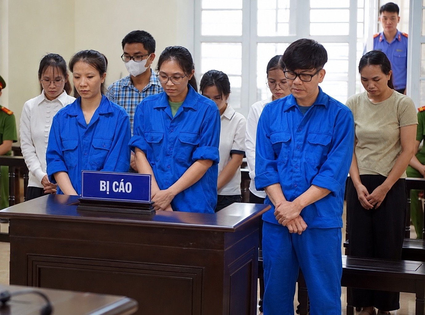 10-1789052328-chu-cong-ty-san-xuat-keo-kera-cung-dong-pham-linh-an-tu-vi-lam-hang-gia-va-tron-thue
