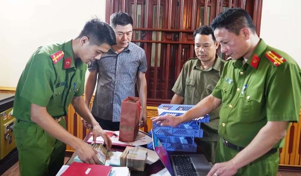 11-1789081689-cong-an-kham-xet-cong-ty-cua-giang-ho-linh-lun