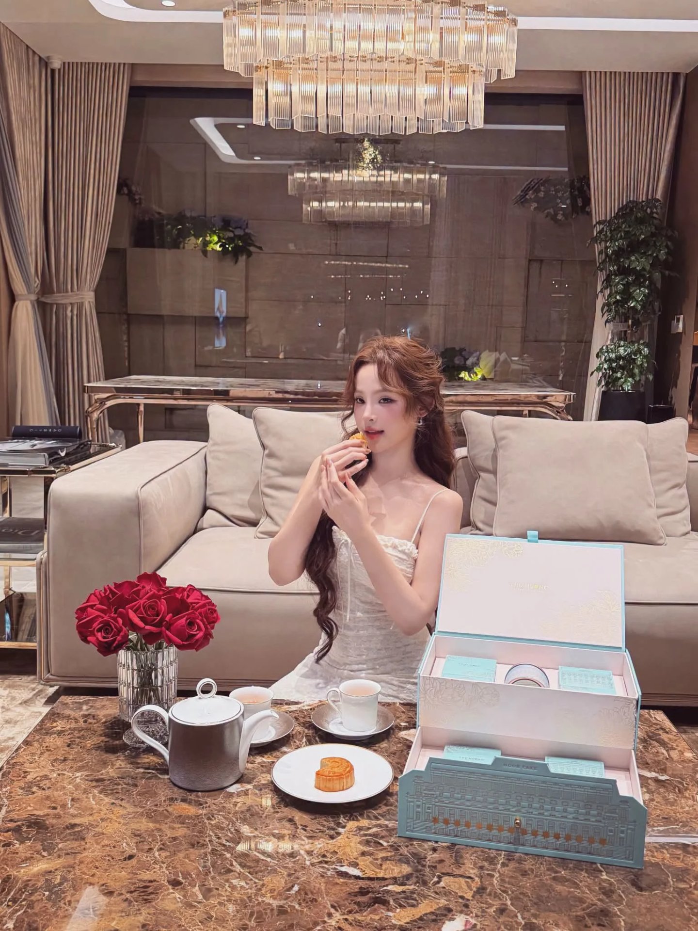11-1789088183-ben-trong-biet-thu-100-ty-cua-huyen-baby-phong-thay-do-nhu-showroom-hang-hieu