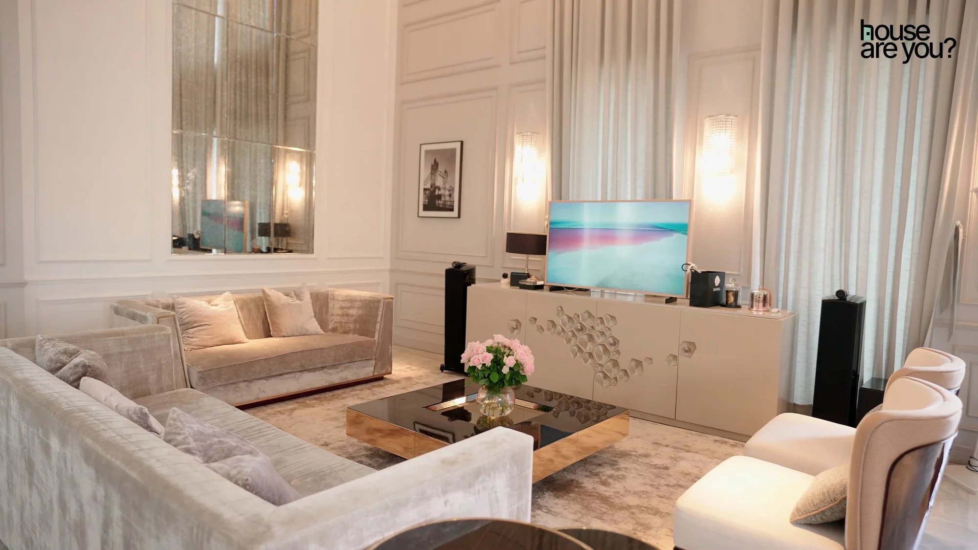 11-1789088183-ben-trong-biet-thu-100-ty-cua-huyen-baby-phong-thay-do-nhu-showroom-hang-hieu