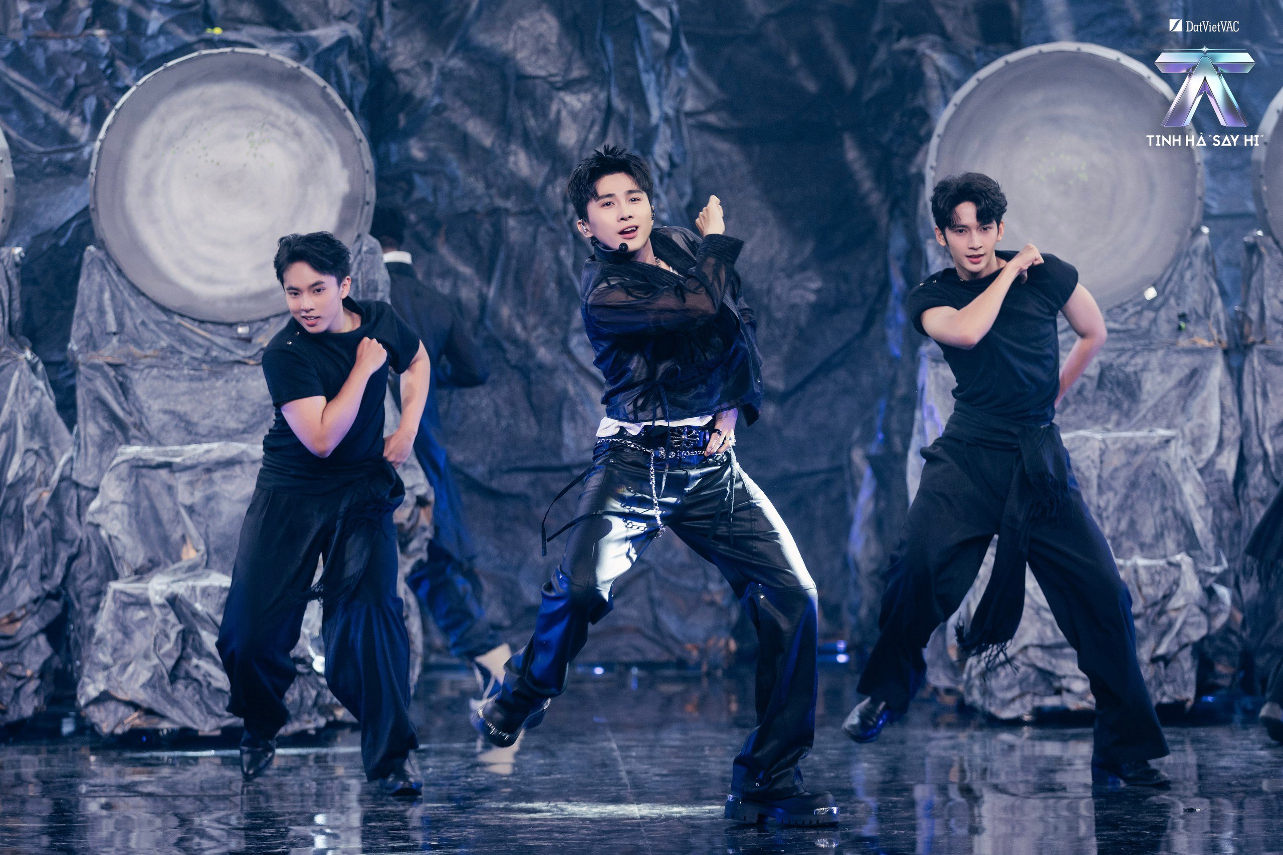 11-1789099104-concert-tinh-ha-say-hi-chay-ve-dem-dau-trong-45-phut-thua-thang-xong-len-mo-tiep-dem-thu-hai