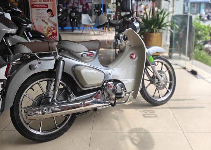13-1789293015-huyen-thoai-honda-super-cub-tai-xuat-dien-mao-thoi-thuong-dong-co-chuan-euro-4