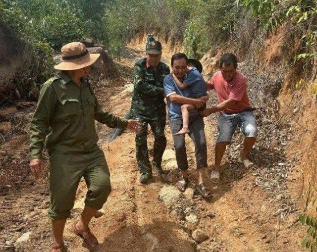 13-1789295513-dak-lak-tim-thay-be-trai-6-tuoi-di-lac-cach-nha-10km-xuc-dong-hinh-anh-chu-cho-muc-tuc-truc-bao-ve-suot-dem