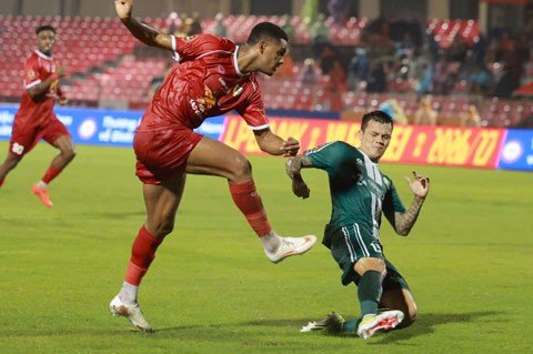 Hà Tĩnh có chiến thắng 1-0 trước Đồng Nai (phải). Ảnh - Đức Cường