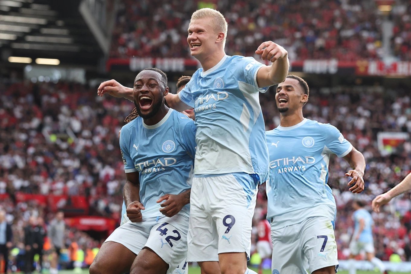 14-1789340749-man-utd-guc-nga-truoc-man-city-du-duoc-choi-hon-nguoi