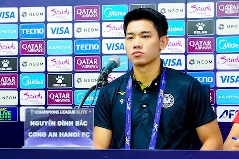 Đình Bắc tại cuộc họp báo trước trận. Ảnh: CAHNFC