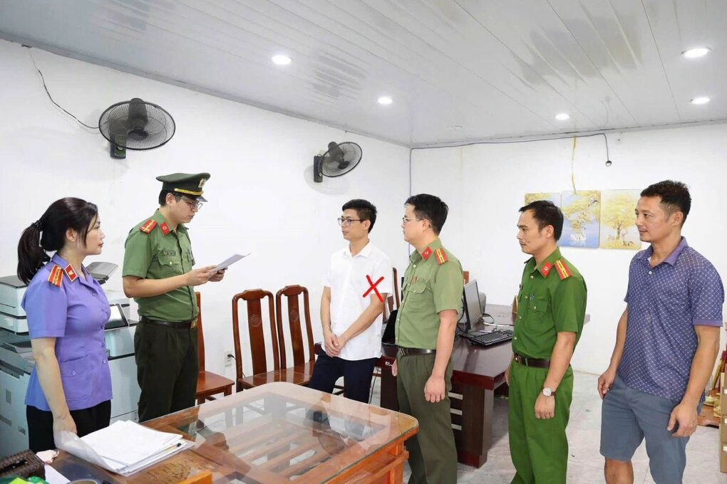 Công an khám xét nơi làm việc Đàm Đình Mạnh, Giám đốc Công ty cổ phần xây dựng CTT. Ảnh: Công an cung cấp
