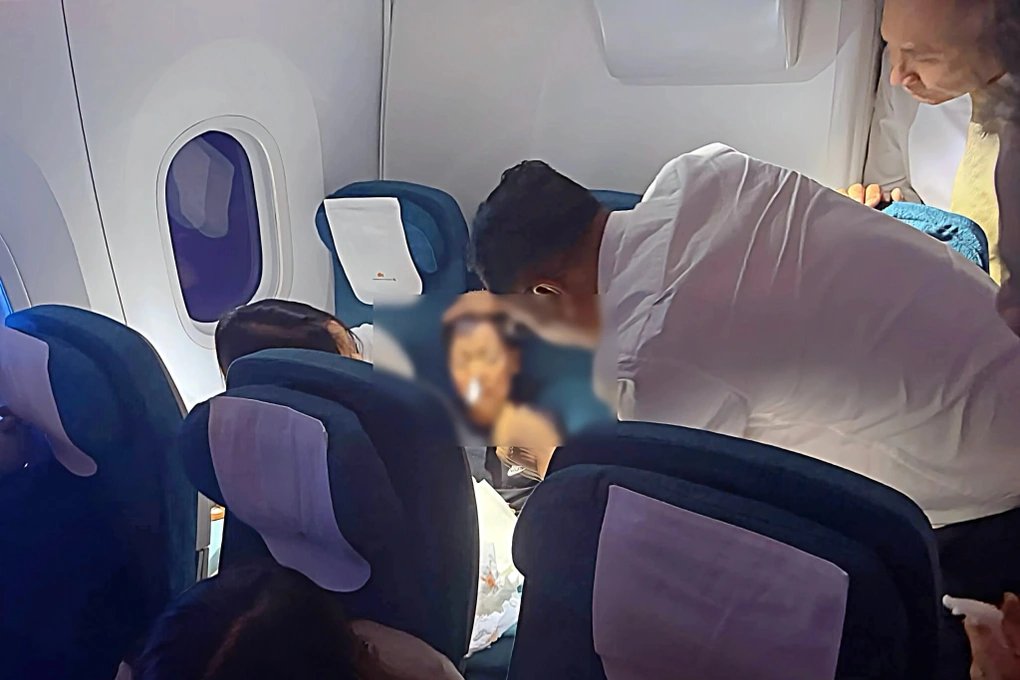 15-1789454664-be-trai-anh-chay-mau-cam-khong-ngung-tren-chuyen-bay-may-man-co-bac-si-viet-nam-ho-tro