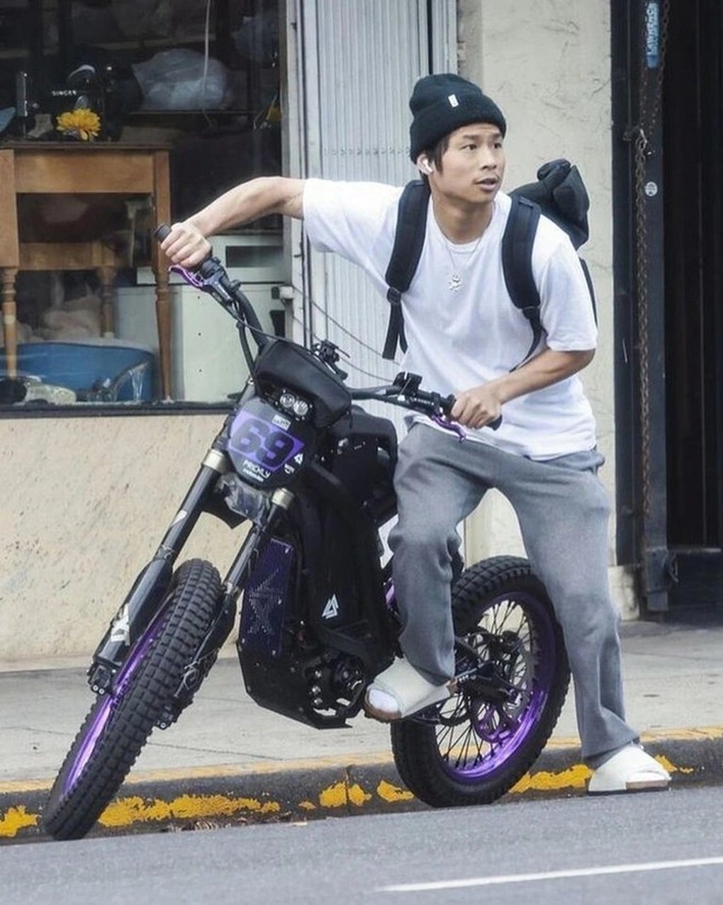 15-1789457026-maddox-chinh-thuc-bo-ho-brad-pitt-pax-thien-bat-ngo-duoc-goi-ten