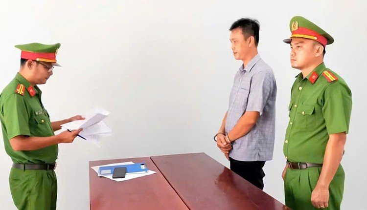 Đoàn Anh Khoa khi bị khởi tố, bắt tạm giam. Ảnh: Công an Vĩnh Long