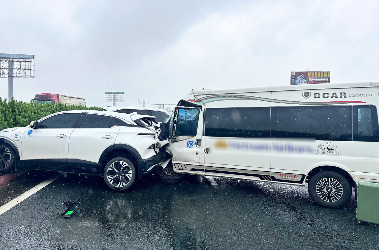 15-1789479658-lexus-lang-lach-roi-dung-giua-cao-toc-7-giay-sau-xay-ra-tai-nan-lien-hoan