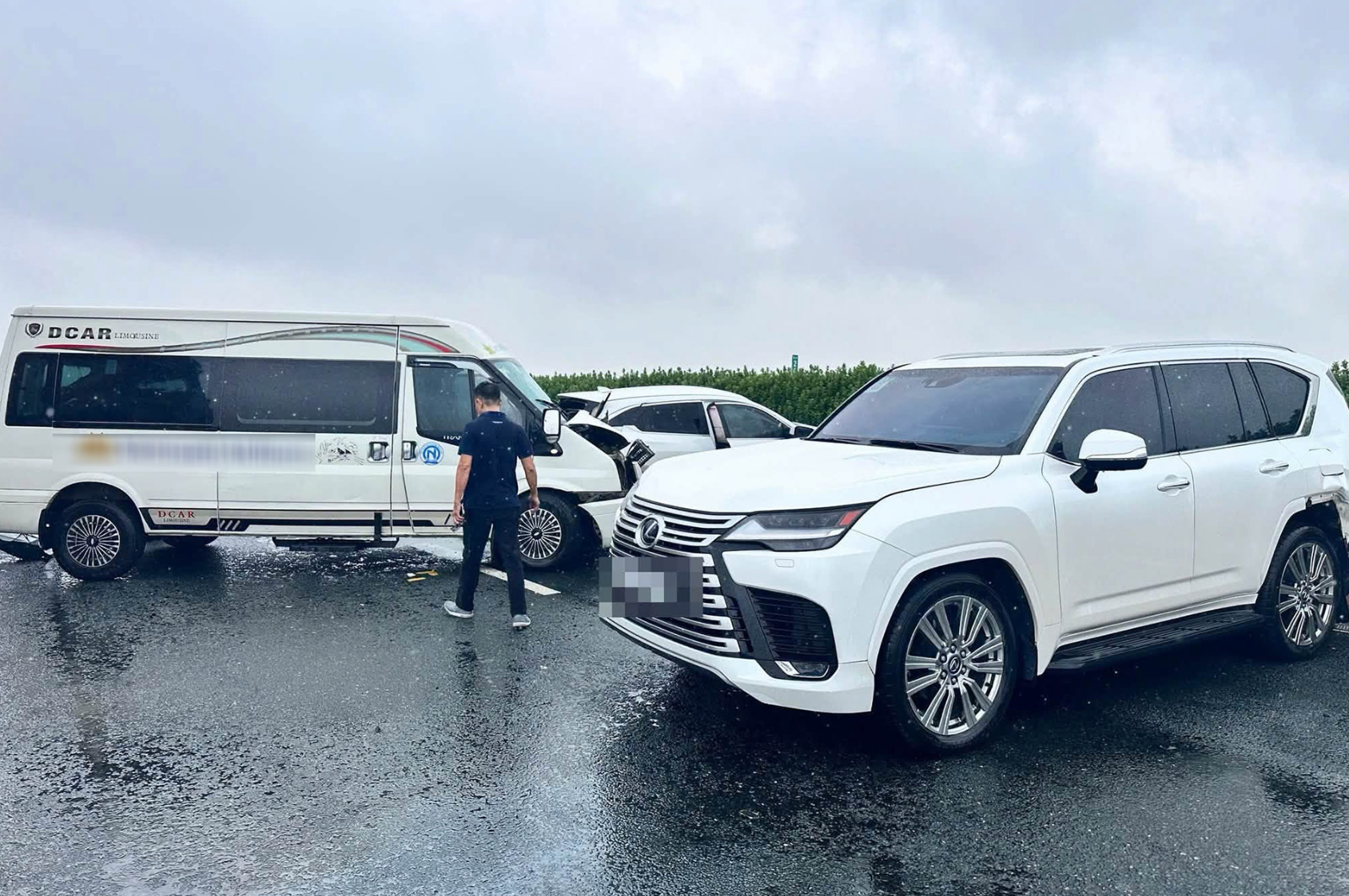 15-1789479658-lexus-lang-lach-roi-dung-giua-cao-toc-7-giay-sau-xay-ra-tai-nan-lien-hoan