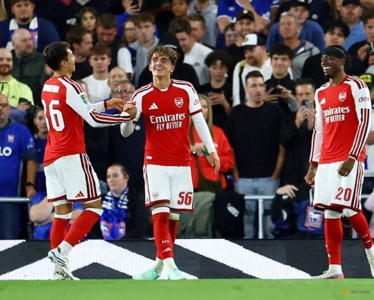 Max Downman (giữa) chia vui sau bàn thắng thứ hai cho Arsenal trong trận gặp Ipswich Town trên sân Portman Road, Ipswich, Anh, vòng ba Cup Liên đoàn Anh ngày 15/9/2026. Ảnh: Reuters