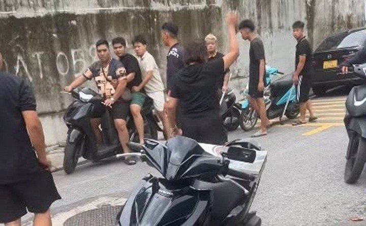 Đang ngồi uống nước ảnh 2