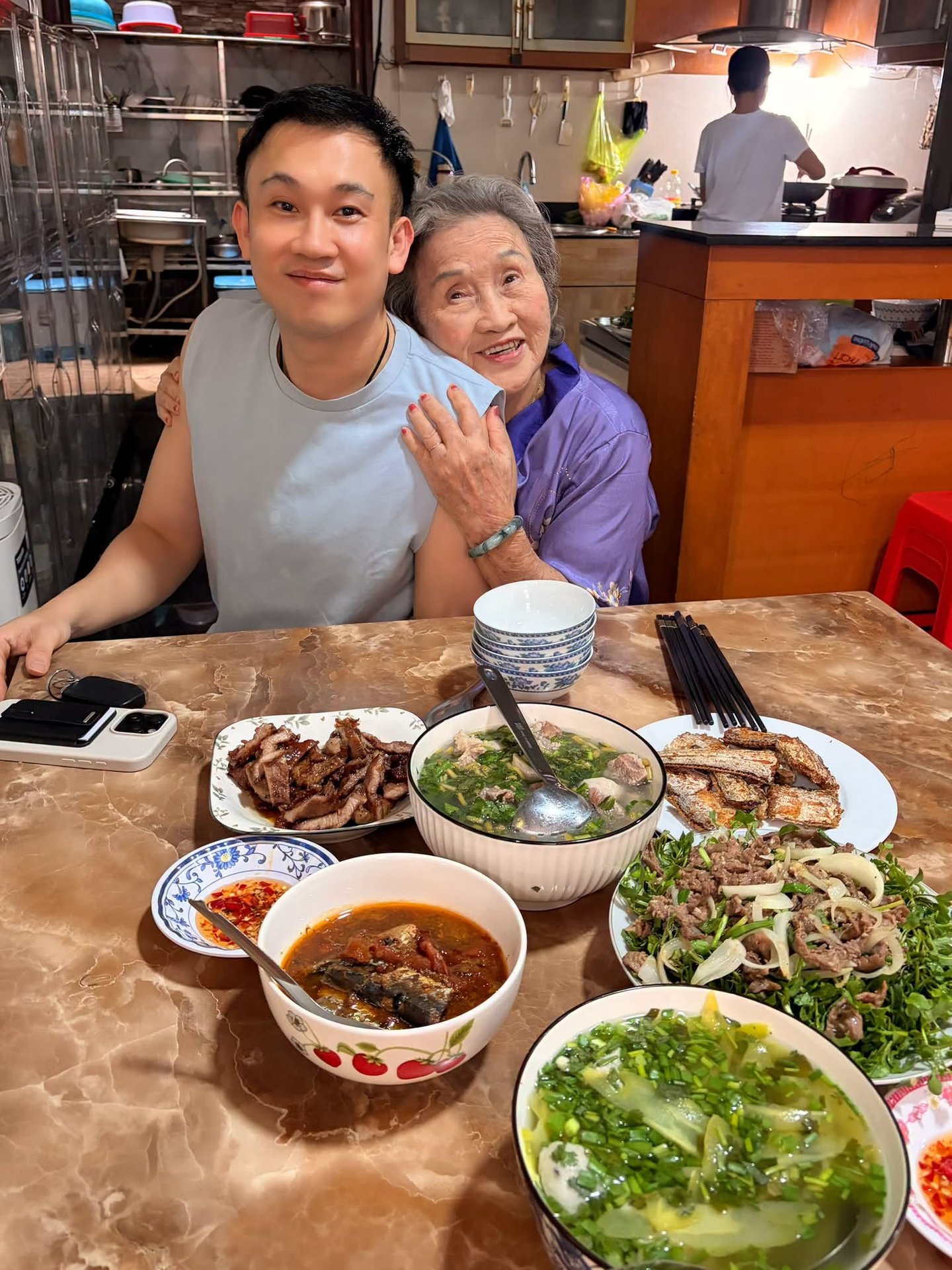 16-1789532826-me-ruot-hoai-linh-hon-doi-trach-kheo-vi-con-trai-vua-ve-nuoc-da-chua-qua-tham