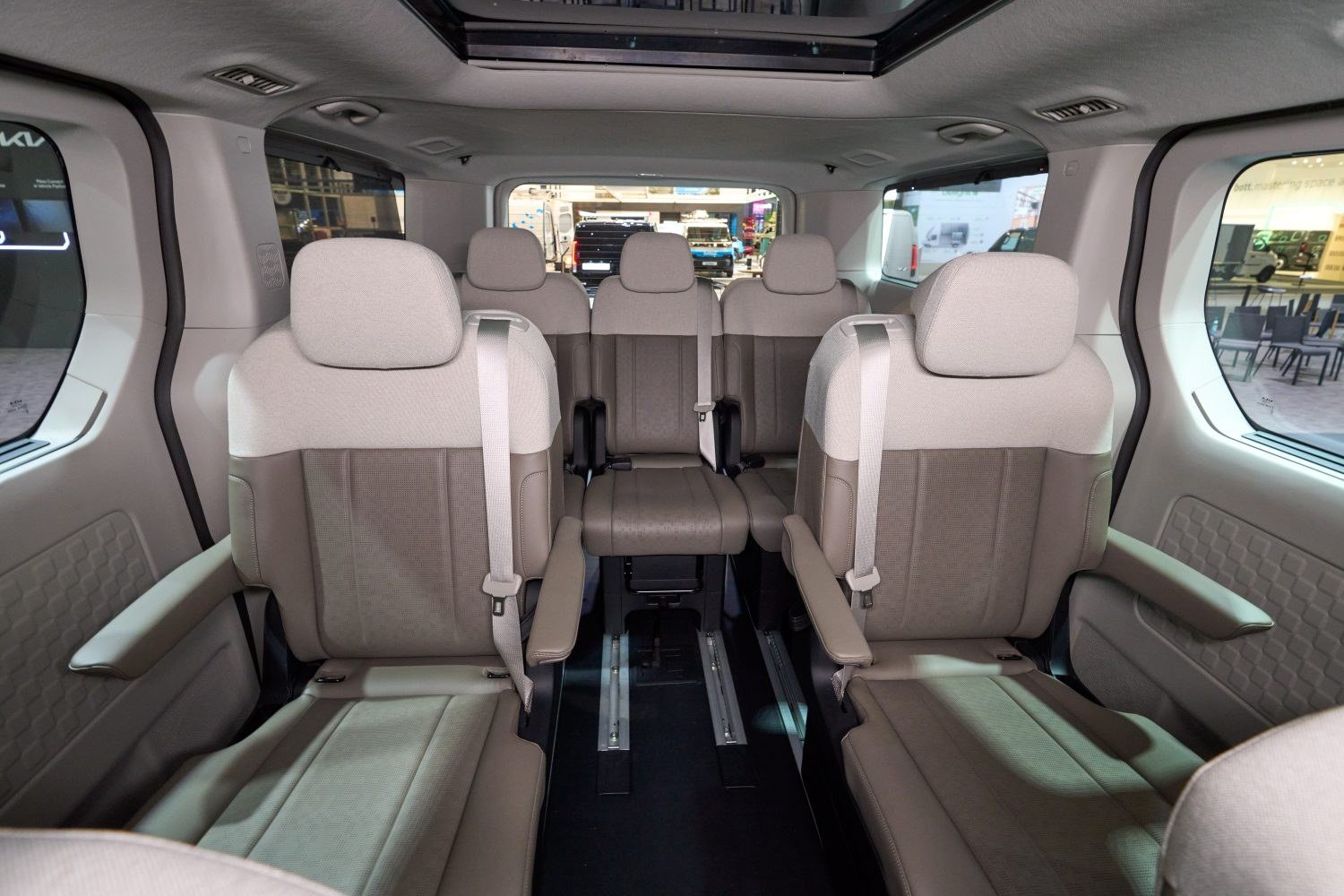 16-1789544840-kia-pv7-ra-mat-chay-460km-moi-lan-sac-23-phien-ban-tuy-bien-11-cho-ngoi
