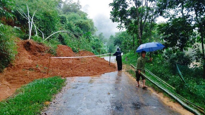 Lực lượng chức năng xã Tam Lư căng dây cảnh báo tại các điểm sạt lở