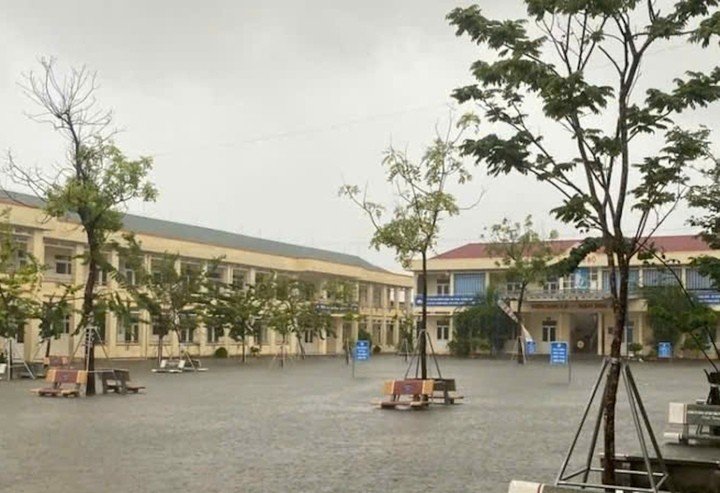 Mưa lớn gây ngập úng cục bộ, nước tràn vào Trường Tiểu học Nghi Sơn (Thanh Hoá)