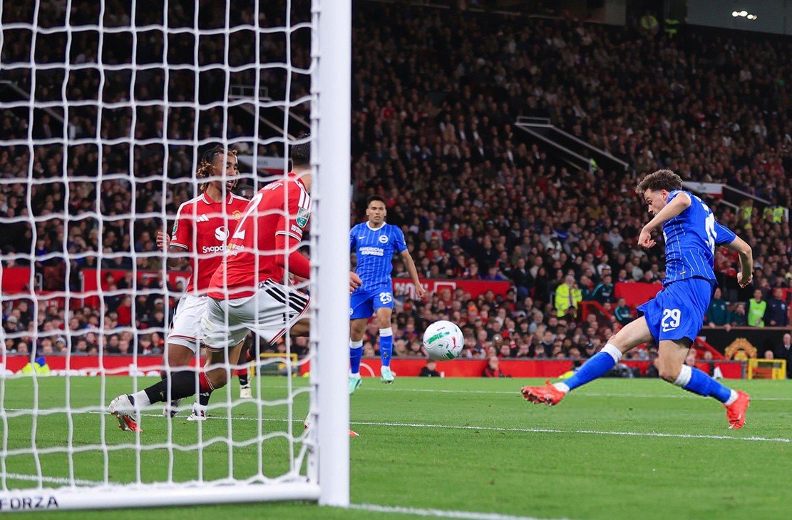 17-1789600378-ac-mong-tai-old-trafford-dan-truoc-2-ban-chop-nhoang-man-utd-sup-do-kho-tin-truoc-brighton