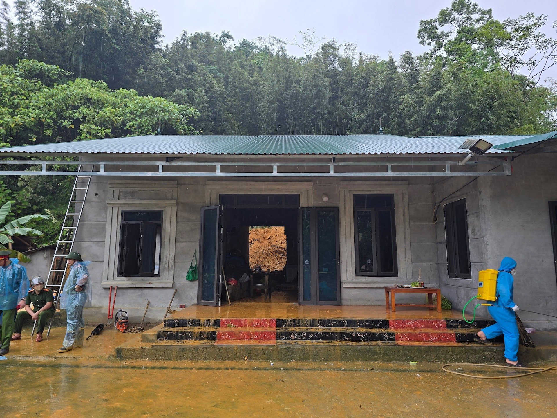 17-1789632492-sat-lo-dat-da-vui-lap-nha-dan-o-phu-tho-3-nguoi-tu-vong