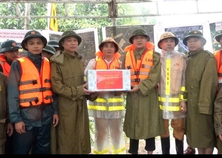 17-1789655144-chu-tich-ubnd-tinh-thanh-hoa-truc-tiep-vao-ron-lu-kim-tan-tuyet-doi-khong-de-dan-bi-doi-khi-bi-chia