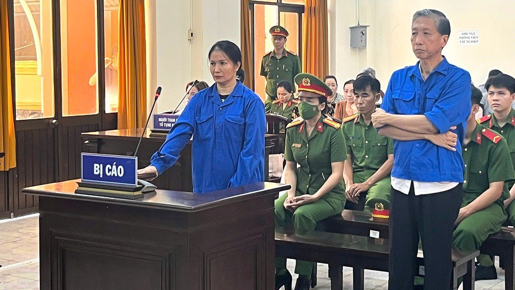 Lê Văn Mót và Nguyễn Thị Hằng tại phiên tòa ngày 18/9. Ảnh: An Phú