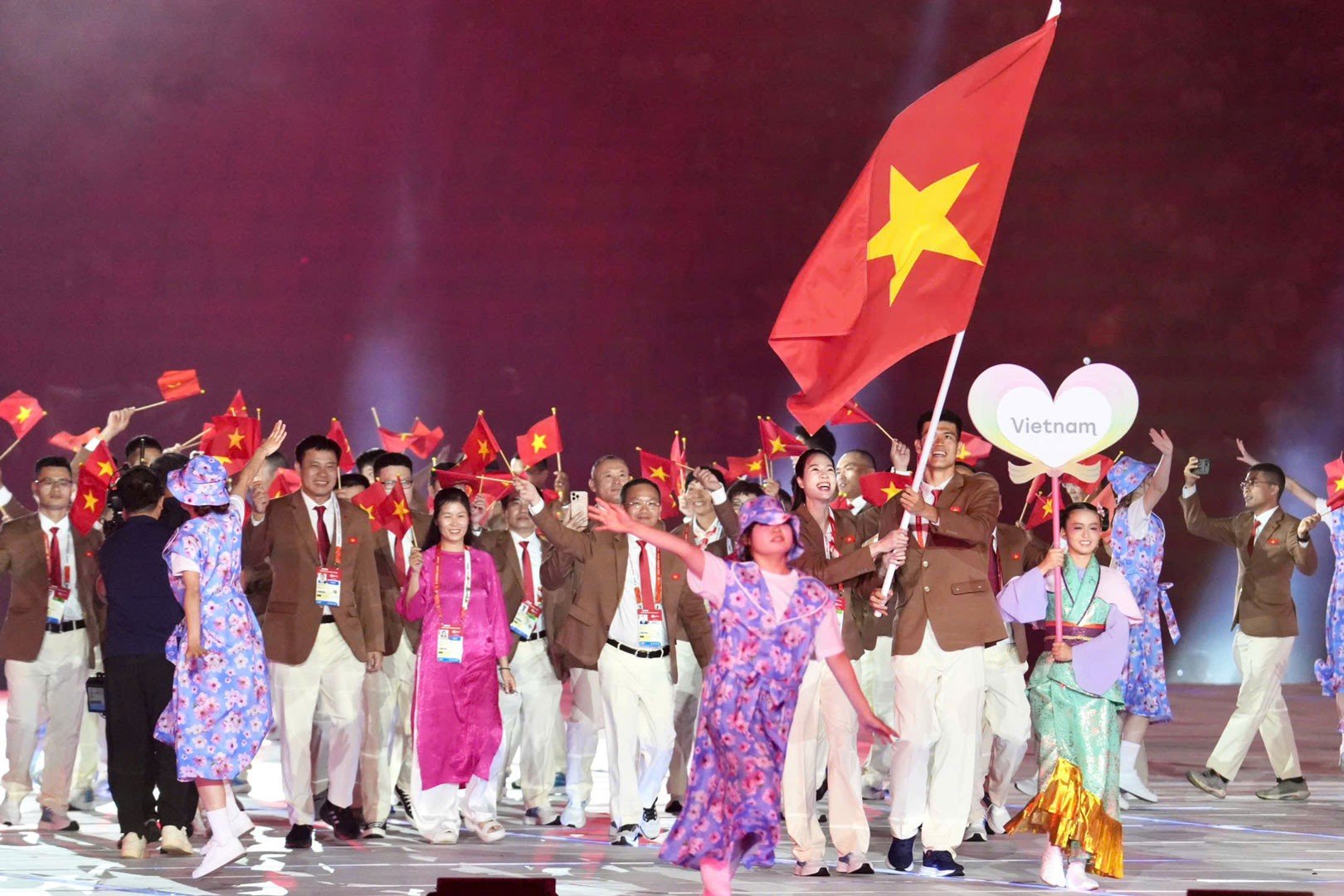 19-1789830112-asiad-2026-chinh-thuc-khai-man-ruc-ro-tai-nagoya-giua-lan-song-phan-nan-ve-khau-hau-can