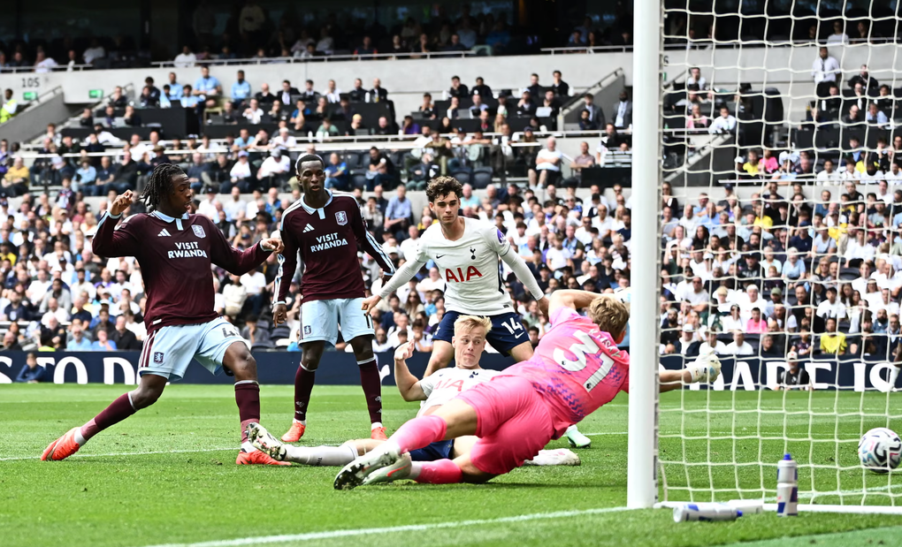 Johan Manzambi ghi bàn mở tỷ số trong trận Aston Villa thắng Tottenham 3-2 ở vòng năm Ngoại hạng Anh trên sân Tottenham Hotspur, London, Anh ngày 19/9/2026. Ảnh: Reuters