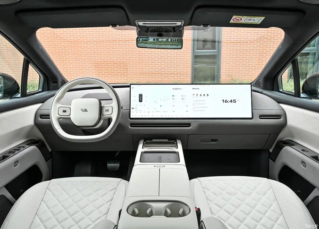 Màn hình toàn cảnh 29 inch độ phân giải 6K. Ảnh: Li Auto