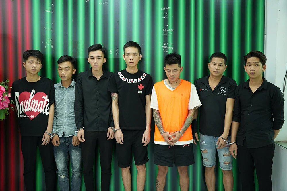 21-1789950980-bat-khan-cap-7-nguoi-sau-vu-o-to-lao-vao-nhom-nguoi-truoc-quan-nhau-o-tphcm