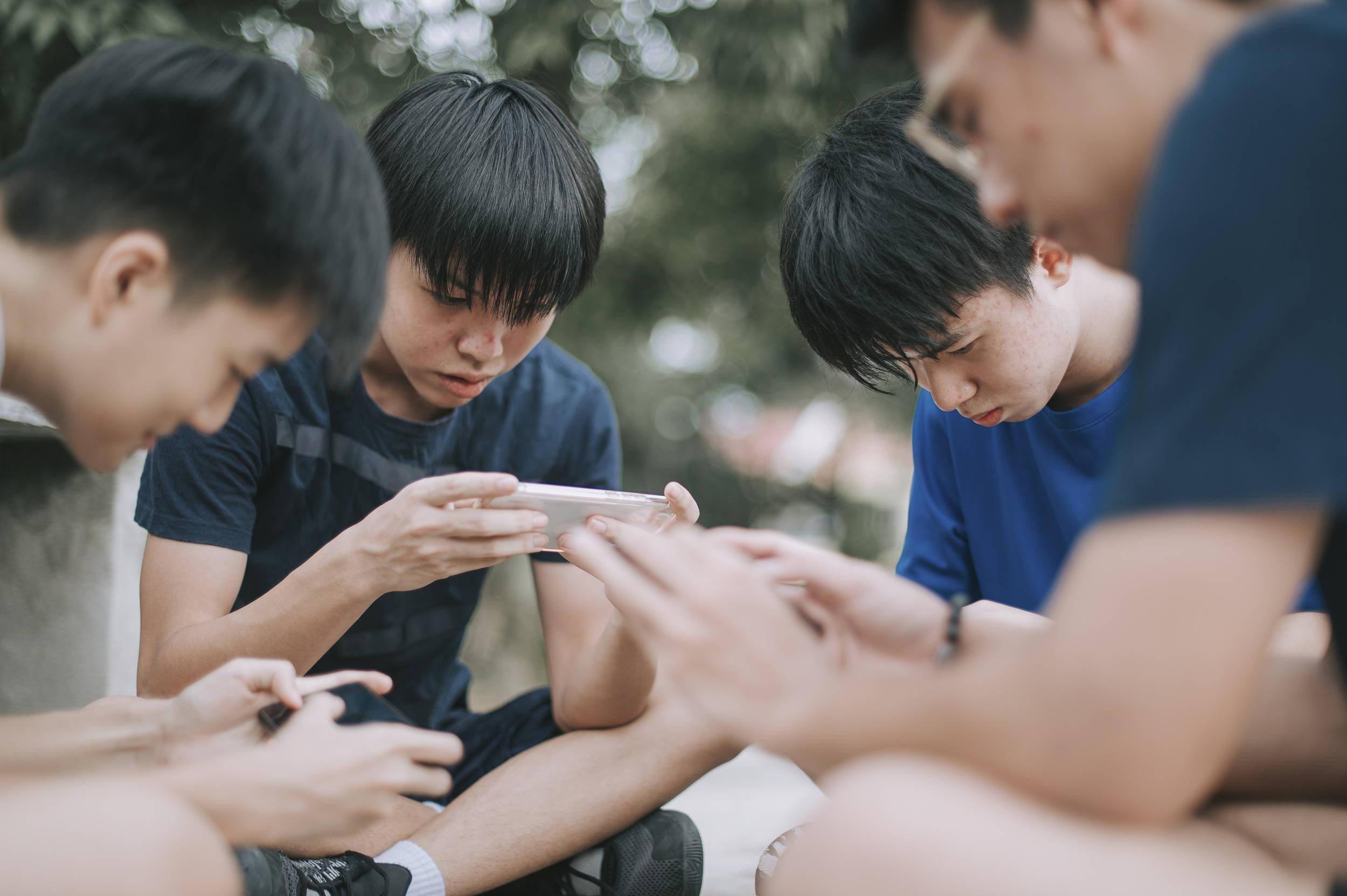 Tại sao các cậu bé lại dễ nghiện game khi bước vào tuổi dậy thì?