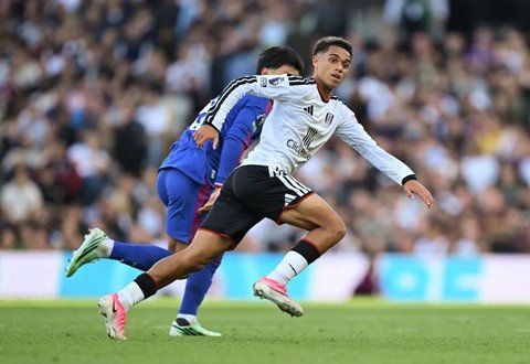 MU (áo xanh) chạy không nổi so với Fulham