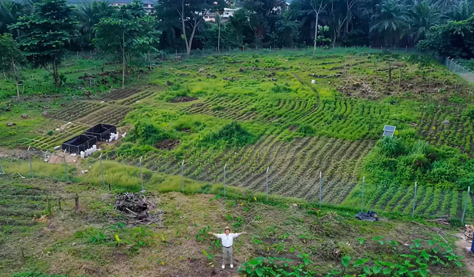 21-1790002245-ben-trong-ngoi-lang-gan-10-trieu-usd-cua-ty-phu-youtube-tai-chau-phi