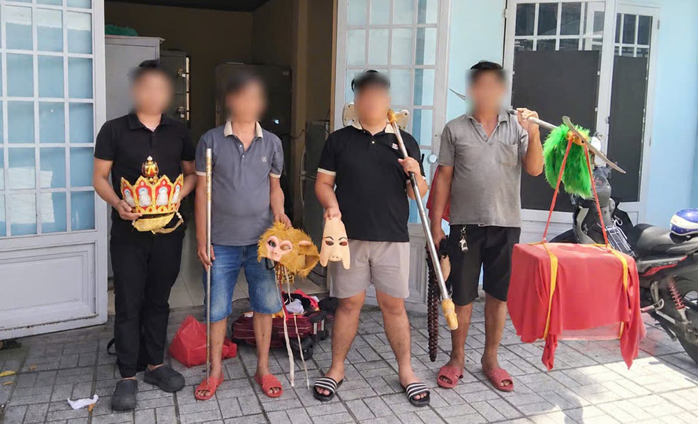 21-1790004748-trieu-tap-4-nguoi-hoa-trang-thay-tro-duong-tang-di-trong-lan-o-to
