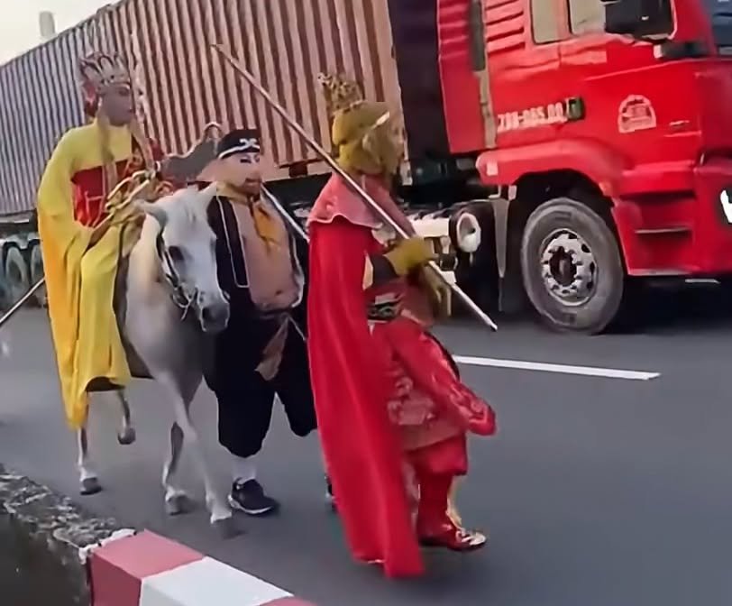 21-1790005817-trieu-tap-4-nguoi-hoa-trang-thay-tro-duong-tang-di-trong-lan-o-to