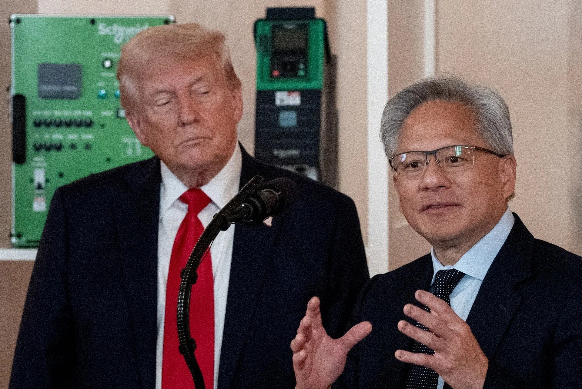 22-1790044070-ceo-nvidia-bac-canh-bao-ai-co-the-khien-nhan-loai-tuyet-chung-truoc-nam-2030