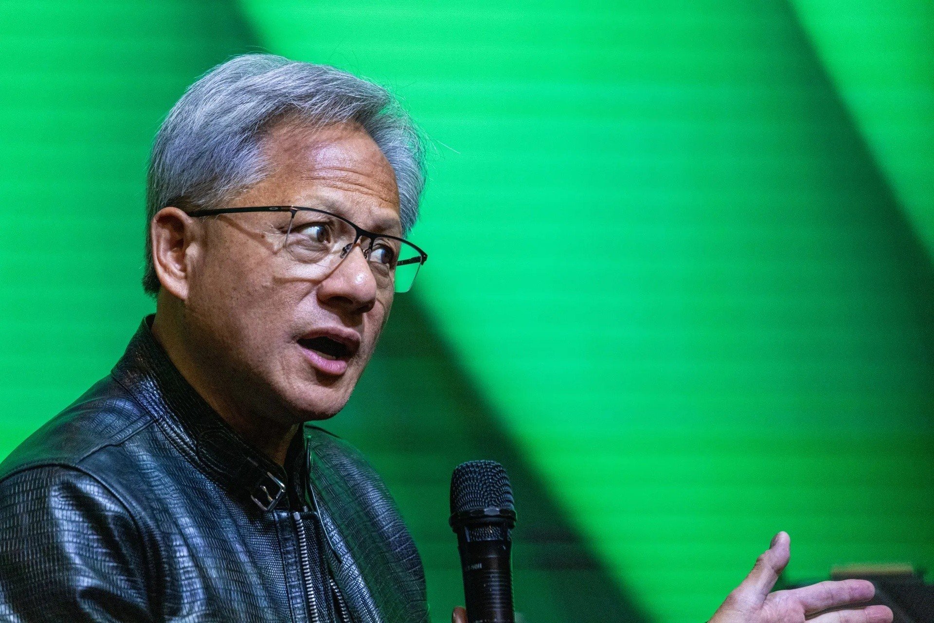 22-1790044070-ceo-nvidia-bac-canh-bao-ai-co-the-khien-nhan-loai-tuyet-chung-truoc-nam-2030