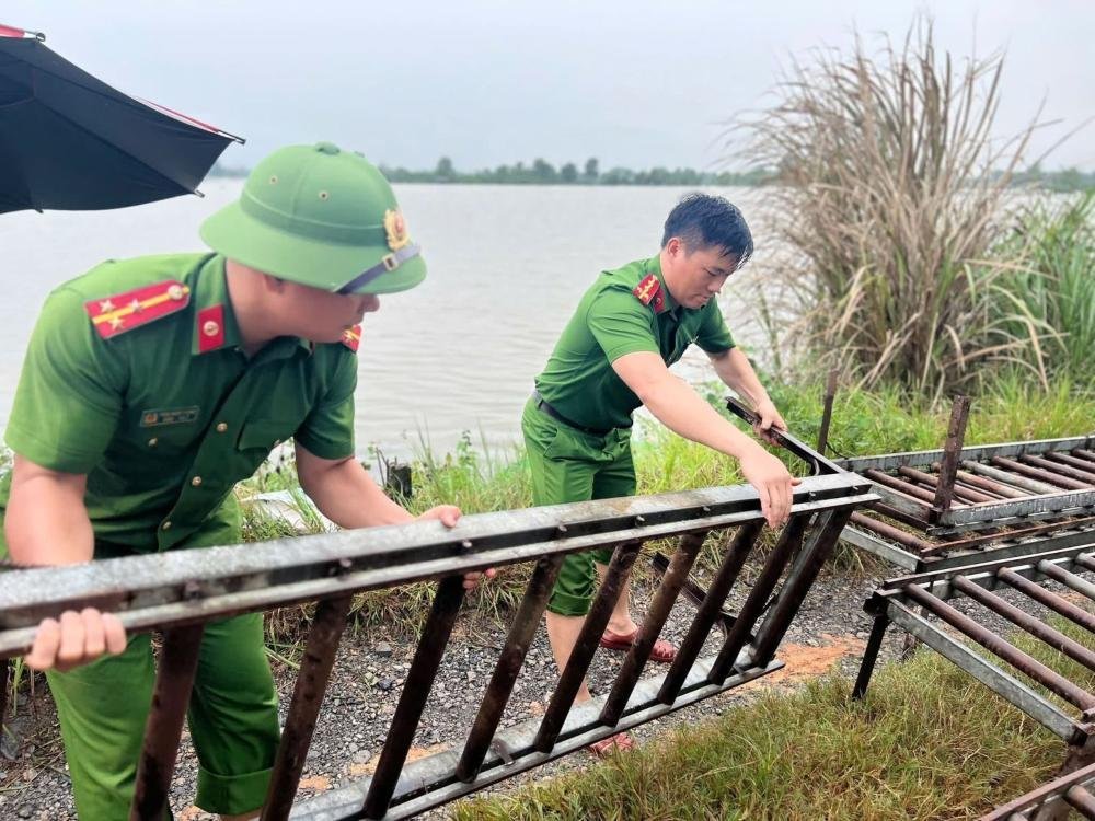 22-1790047252-cong-an-lap-bang-chuyen-dai-hang-tram-met-giai-cuu-45000-con-ga-giua-vung-lu-o-thanh-hoa
